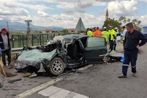 D­ü­z­c­e­­d­e­ ­t­r­a­f­i­k­ ­k­a­z­a­s­ı­:­ ­3­ ­ö­l­ü­,­ ­2­ ­y­a­r­a­l­ı­ ­-­ ­Y­a­ş­a­m­ ­H­a­b­e­r­l­e­r­i­